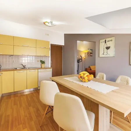 Apartment Stunning In With House Sea View Fazana