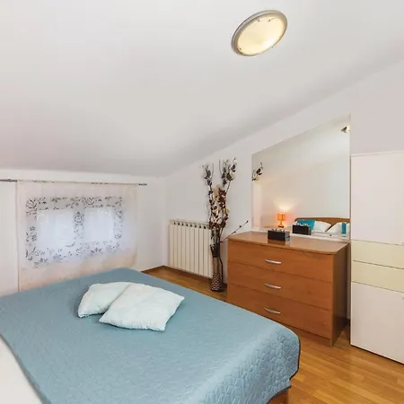 Apartment Stunning In With House Sea View Fazana